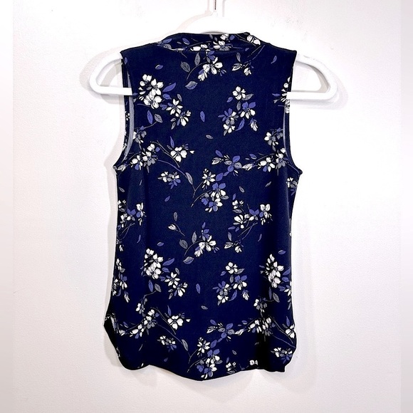 NWT 41 Hawthorn Breyson Dark Navy Floral Pleated Sleeveless Blouse Top XSP - Picture 3 of 10